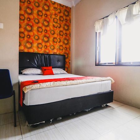 Готель Reddoorz Near Jalan Gatot Subroto Медан Екстер'єр фото