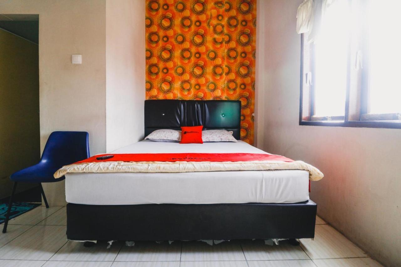 Готель Reddoorz Near Jalan Gatot Subroto Медан Екстер'єр фото